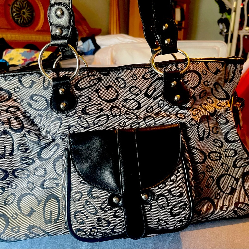 GUESS PURSE! Perfect condition!